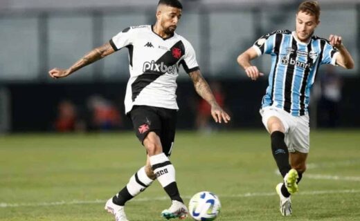 Paulinho durante jogo contra o Grêmio