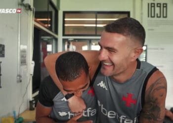 Vasca atleta e garoto se abraçando sorridentes.