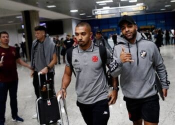 Paulo Henrique e Alex Teixeira em viagem do Vasco a Curitiba