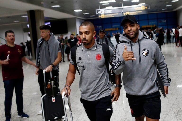 Paulo Henrique e Alex Teixeira em viagem do Vasco a Curitiba