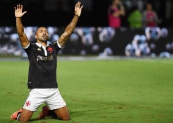 Paulo Henrique celebra gol contra o Botafogo