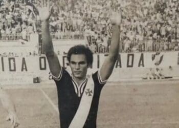 Paulo Roberto em campo pelo Vasco