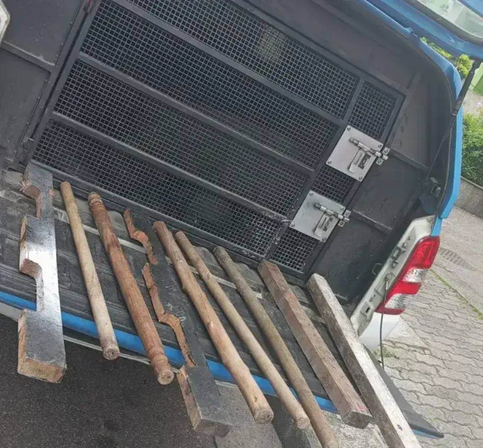 paus-apreendidos PM apreende pedaços de madeira com torcedores de Flamengo x Vasco