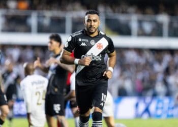 Dimitri Payet em campo contra o Santos