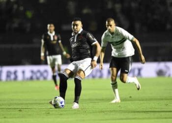 Payet em ação pelo Vasco contra o Coritiba