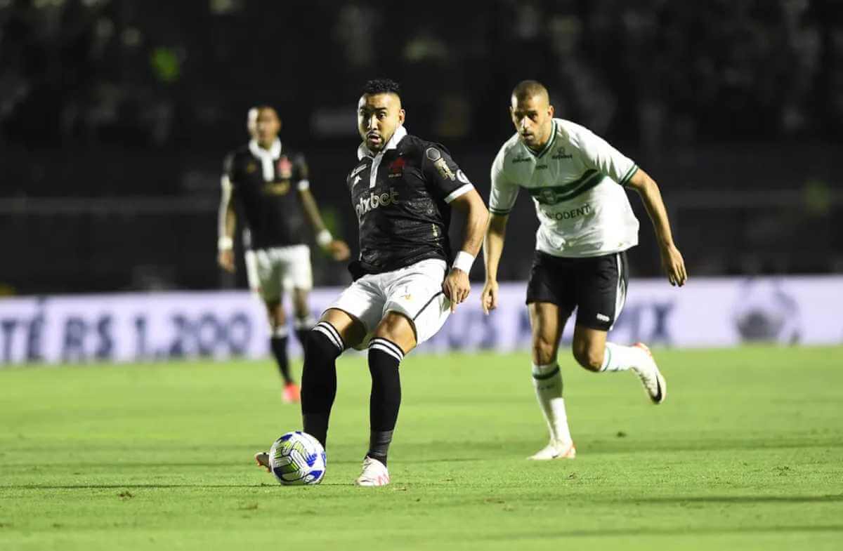 Payet em ação pelo Vasco contra o Coritiba