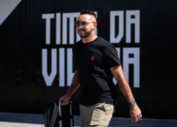 Payet durante embarque para o Uruguai