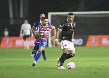 Payet em ação pelo Vasco contra o Fortaleza