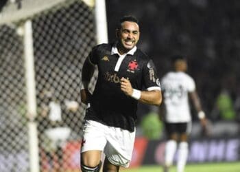 Payet comemorando gol pelo Vasco
