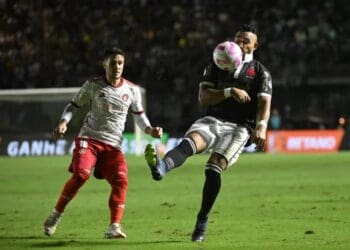 Payet em ação pelo Vasco contra o Internacional