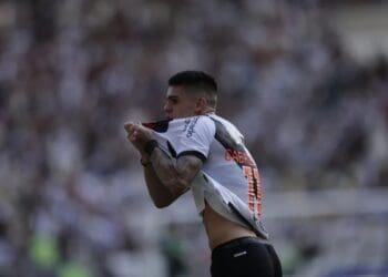 Gabriel Pec beijando a camisa do Vasco