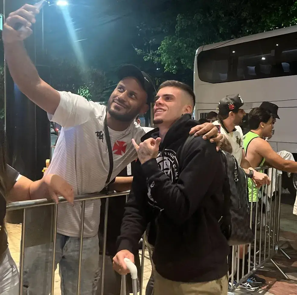 pec-e-torcedor-bh Gabriel Pec na chegada a Belo Horizonte