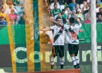 Gabriel Pec e Erick Marcus comemorando gol contra o Cuiabá