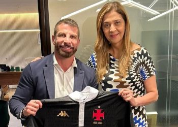Pedrinho e Leila Pereira segurando camisa do Vasco