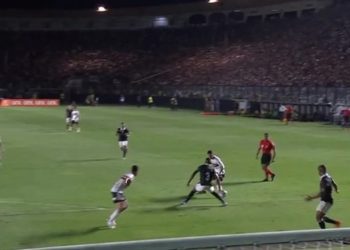 Pênalti marcado de Léo contra o São Paulo