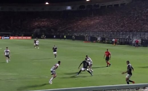 Pênalti marcado de Léo contra o São Paulo