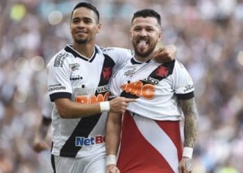 Pikachu e Rossi defendendo o Vasco