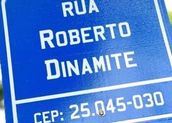 Rua Roberto Dinamite é inaugurada em Duque de Caxias