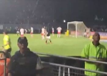 Policial Anderson Valentim comemorando gol do Vasco contra o Bragantino