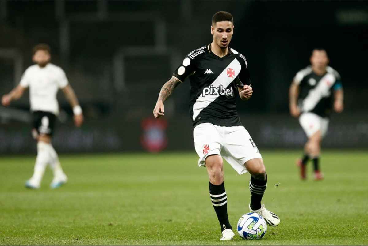 Praxedes em ação pelo Vasco contra o Corinthians
