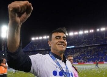 Especulações sobre o Vasco: treinador Gustavo Quinteros renova contrato com o Vélez Sarsfield.