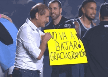 Ramón Díaz com cartaz em São Januário