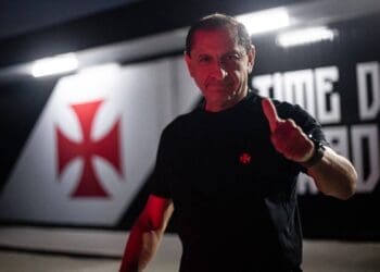 Ramón Díaz chega a BH para jogo contra o Cruzeiro