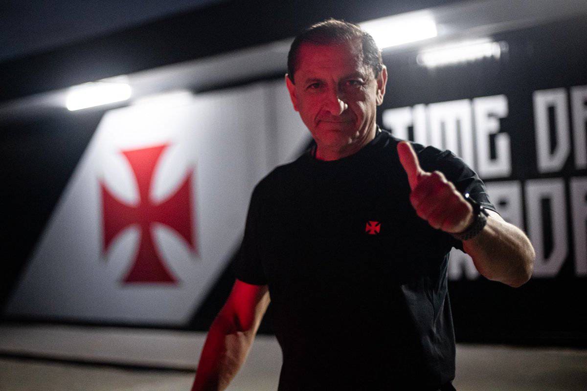 Ramón Díaz chega a BH para jogo contra o Cruzeiro