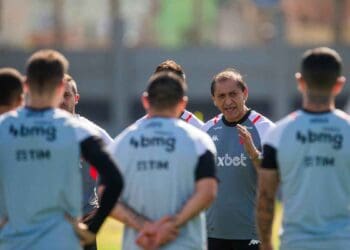 Ramón Díaz conversando com o elenco do Vasco