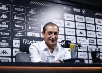 Ramón Díaz em coletiva em São Januário