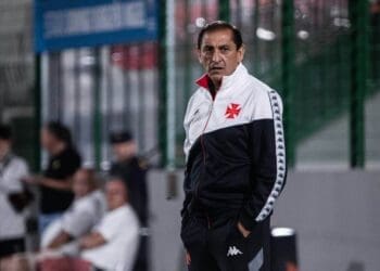 Ramón Díaz em jogo contra o Deportivo Maldonado