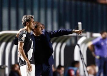 Ramón Díaz orientando Marlon Gomes em Vasco x Athletico-PR