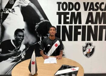 Ramon assinando contrato com o Vasco