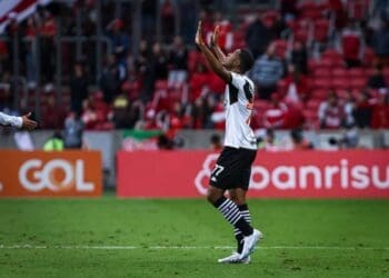 Rayan comemorando gol contra o Internacional