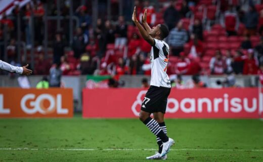 Rayan comemorando gol contra o Internacional