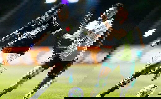 Rayan e Sander em disputa de bola em Vasco x Goiás