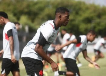 Rayan em treino do profissional do Vasco