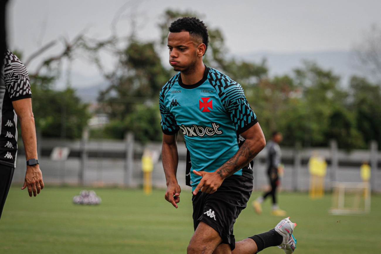 Riquelme em treino no CT Moacyr Barbosa
