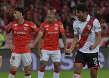 Robert Rojas celebra gol contra o Internacional pelo River Plate