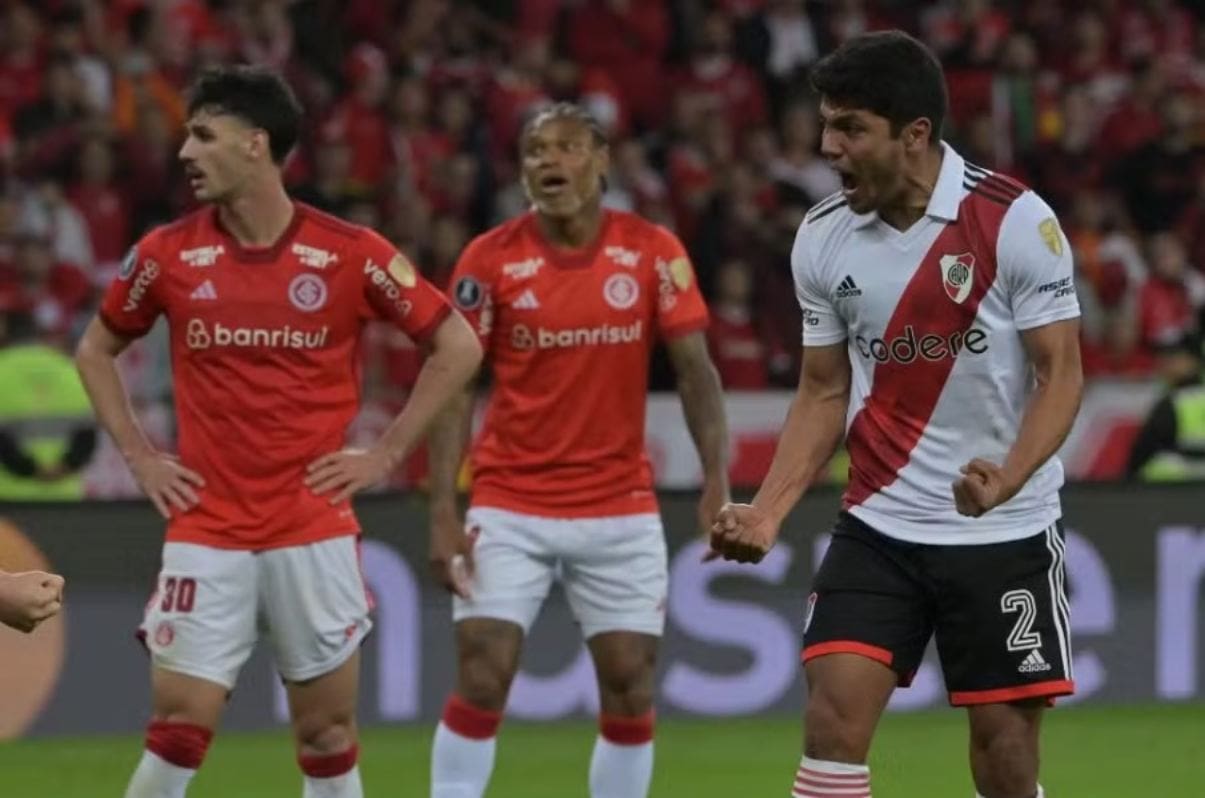 Robert Rojas celebra gol contra o Internacional pelo River Plate