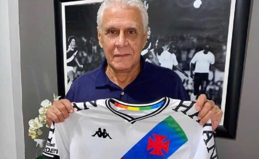 Roberto Dinamite com camisa do Vasco em homenagem à causa LGBTQIA+