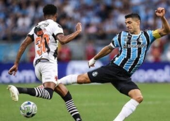 Robson Bambu disputando lance com Suárez