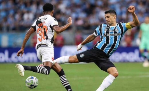 Robson Bambu disputando lance com Suárez