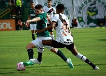 Robson em campo no empate com o Goiás