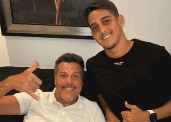 Roger, zagueiro da base do Vasco, com o tio Julio Cesar