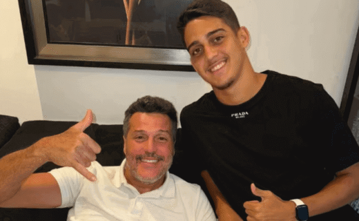 Roger, zagueiro da base do Vasco, com o tio Julio Cesar