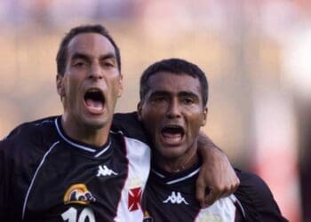 Romário e Edmundo jogando pelo Vasco em 2000