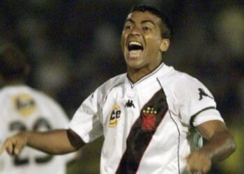 Romário celebrando gol pelo Vasco contra o Palmeiras pela Copa Mercosul 2000