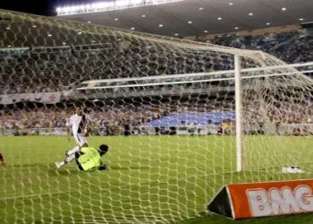 Há 18 anos, Romário anotava seu gol de número 999 na partida em que o Vasco venceu o Flamengo por 3 a 0, no Maracanã.