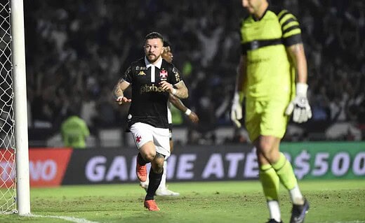 Rossi em ação pelo Vasco contra o Coritiba